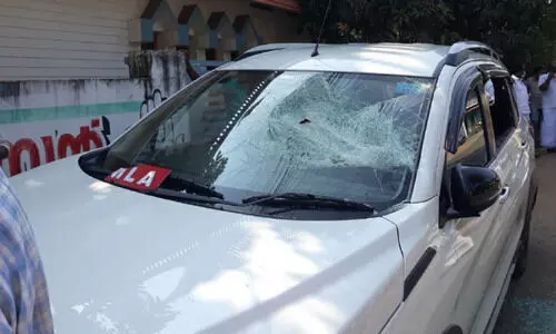 എം.എൽ.എയുടെ കാർ തകർത്തു; പ്രതിയെ നാട്ടുകാർ പിടികൂടി