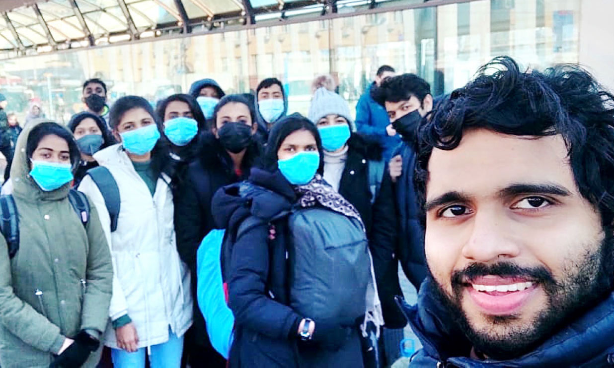 കിയവിൽ നിന്ന് അതിർത്തിയിലെത്താൻ ദുരിതപർവം താണ്ടി ആദിത്യയും സംഘവും കിയവിൽ നിന്ന് അതിർത്തിയിലെത്താൻ ദുരിതപർവം താണ്ടി ആദിത്യയും സംഘവും