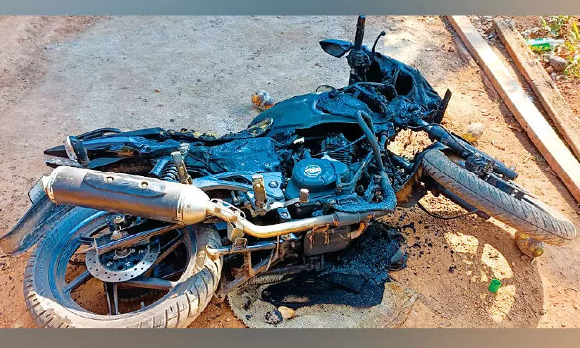 ബൈക്ക് തീവെച്ച് നശിപ്പിച്ചു