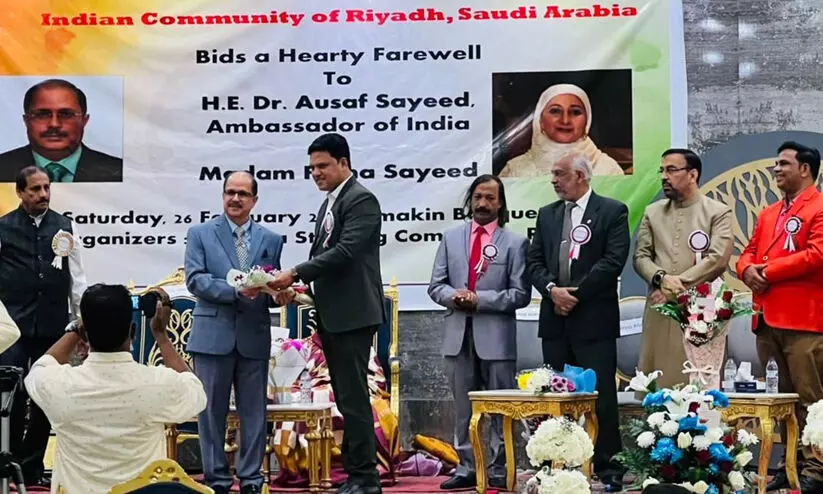 ഡോ. ഔസാഫ് സഈദിന് ഇന്ത്യൻ പൗരാവലിയുടെ യാത്രയയപ്പ് ഡോ. ഔസാഫ് സഈദിന് ഇന്ത്യൻ പൗരാവലിയുടെ യാത്രയയപ്പ്