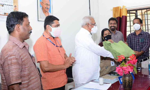 അധ്യാപകരും ജീവനക്കാരും ഖാദിവസ്ത്രത്തിലേക്ക്