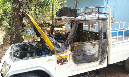 നിർത്തിയിട്ട പിക് അപ് ജീപ്പ് കത്തിനശിച്ചു നിർത്തിയിട്ട പിക് അപ് ജീപ്പ് കത്തിനശിച്ചു