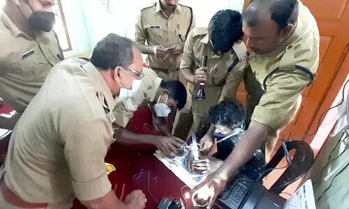 പതിമൂന്നുകാരന്റെ ഒടിഞ്ഞ കൈയിൽ കുടുങ്ങിയ വള അഗ്നിരക്ഷസേന നീക്കം ചെയ്തു പതിമൂന്നുകാരന്റെ ഒടിഞ്ഞ കൈയിൽ കുടുങ്ങിയ വള അഗ്നിരക്ഷസേന നീക്കം ചെയ്തു