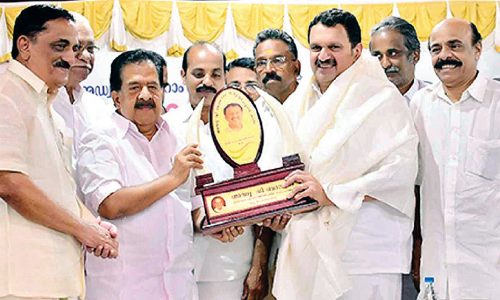 ഇ​നി പി​ണ​ക്ക​മി​ല്ല, ഒ​ന്നി​ച്ച് മു​ന്നോ​ട്ട് - ചെ​ന്നി​ത്ത​ല, മു​ര​ളീ​ധ​ര​ൻ