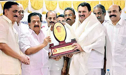 ഇ​നി പി​ണ​ക്ക​മി​ല്ല, ഒ​ന്നി​ച്ച് മു​ന്നോ​ട്ട് - ചെ​ന്നി​ത്ത​ല, മു​ര​ളീ​ധ​ര​ൻ