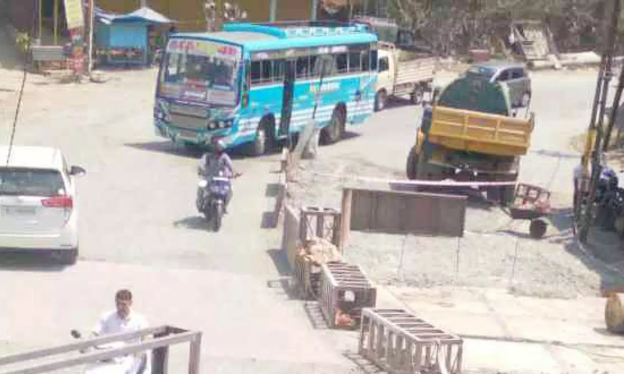 ഇഴഞ്ഞു നീങ്ങി പാലംപണി; പൊടിയിൽ മുങ്ങി നാട്ടുകാർ ഇഴഞ്ഞു നീങ്ങി പാലംപണി; പൊടിയിൽ മുങ്ങി നാട്ടുകാർ