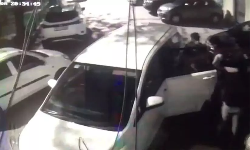 ഡൽഹിയിൽ തന്റെ മൂന്ന് അതിഥികളെയും ഡ്രൈവറെയും തട്ടിക്കൊണ്ടുപോയതായി മുൻ ആന്ധ്രാപ്രദേശ് എം.പി ഡൽഹിയിൽ തന്റെ മൂന്ന് അതിഥികളെയും ഡ്രൈവറെയും തട്ടിക്കൊണ്ടുപോയതായി മുൻ ആന്ധ്രാപ്രദേശ് എം.പി