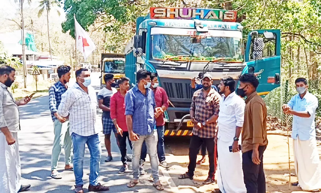 അമിത ഭാരവുമായി വന്ന ടിപ്പറുകൾ ഡി.വൈ.എഫ്.ഐ പ്രവർത്തകർ തടഞ്ഞു അമിത ഭാരവുമായി വന്ന ടിപ്പറുകൾ ഡി.വൈ.എഫ്.ഐ പ്രവർത്തകർ തടഞ്ഞു