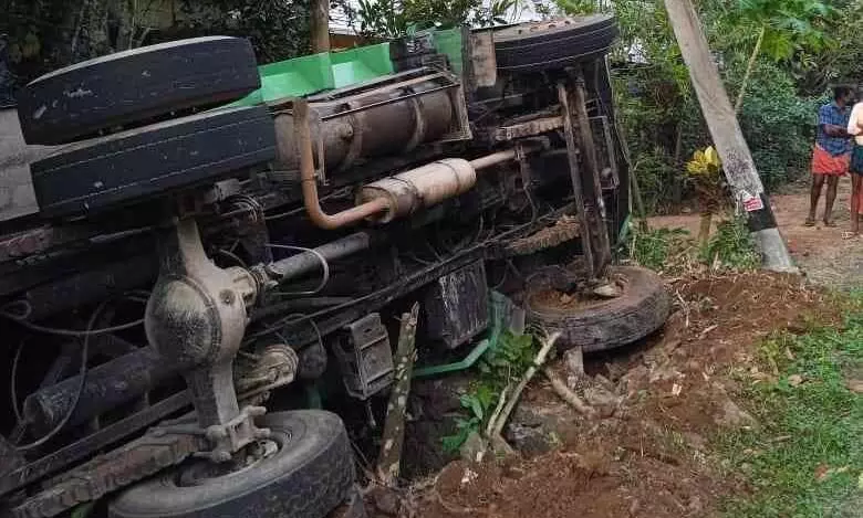 ടിപ്പർ ലോറി നടുറോഡില് തലകീഴായി മറിഞ്ഞു ടിപ്പർ ലോറി നടുറോഡില് തലകീഴായി മറിഞ്ഞു