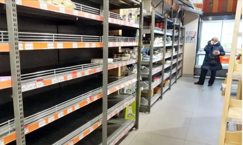 സൂപ്പർമാർക്കറ്റുകൾ ശൂന്യം, കീഴടങ്ങാതെ യു​ക്രെയ്ൻ