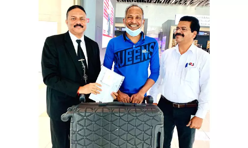 ദുരിതങ്ങളിൽനിന്ന് മോചനം; ഹരികൃഷ്ണൻ നാടണഞ്ഞു ദുരിതങ്ങളിൽനിന്ന് മോചനം; ഹരികൃഷ്ണൻ നാടണഞ്ഞു