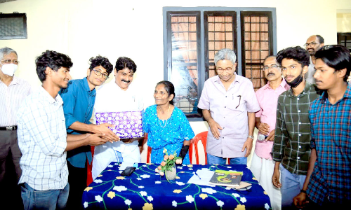 സ്നേഹവായ്പിന്റെ കരംപിടിച്ച് യമുന നടക്കുന്നു...