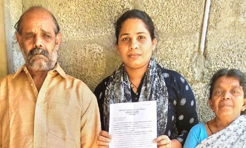 ദു​രി​ത​ത്തി​ൽ മു​ക്കി​ക്കൊ​ല്ലാ​ൻ സ​ഹ​ക​ര​ണ ബാ​ങ്കി​ന്‍റെ ജ​പ്തി നോ​ട്ടീ​സ്; കരകാണാജീവിതത്തിൽ പകച്ച് രമ്യ