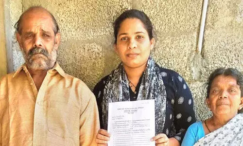 ദു​രി​ത​ത്തി​ൽ മു​ക്കി​ക്കൊ​ല്ലാ​ൻ സ​ഹ​ക​ര​ണ ബാ​ങ്കി​ന്‍റെ ജ​പ്തി നോ​ട്ടീ​സ്; കരകാണാജീവിതത്തിൽ പകച്ച് രമ്യ