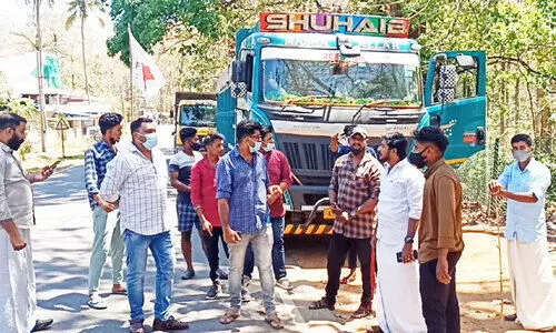 അമിത ഭാരവുമായി വന്ന ടിപ്പറുകൾ ഡി.വൈ.എഫ്.ഐ പ്രവർത്തകർ തടഞ്ഞു