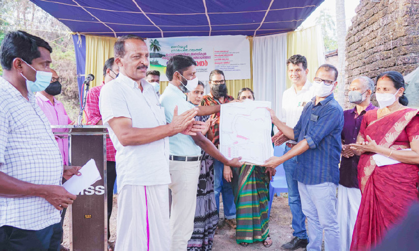 ചൊവ്വാപ്പുഴയിലെ കൈയേറ്റഭൂമി ഒഴിപ്പിച്ച് പഞ്ചായത്തിന് കൈമാറി ചൊവ്വാപ്പുഴയിലെ കൈയേറ്റഭൂമി ഒഴിപ്പിച്ച് പഞ്ചായത്തിന് കൈമാറി