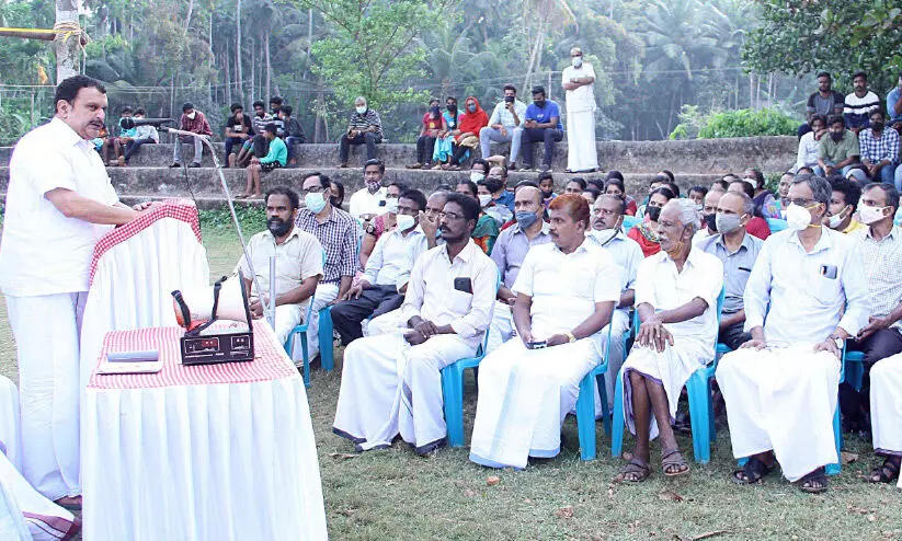 കളിക്കളം കൈയേറി കെട്ടിടം നിർമിക്കാനുള്ള നീക്കത്തിൽനിന്നു പിന്മാറണം -കെ മുരളീധരൻ