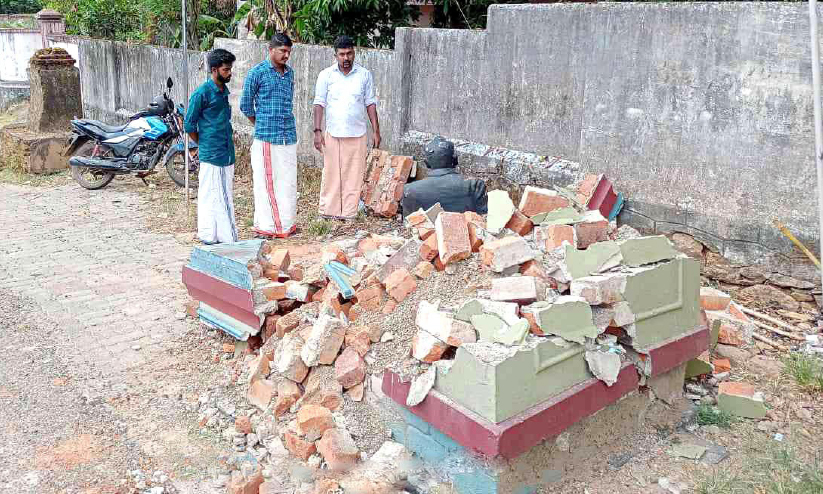 അം​ബേ​ദ്ക​ര്‍ സ്തൂ​പം ടി​പ്പ​റി​ടി​ച്ച് ത​ക​ര്‍ന്നു
