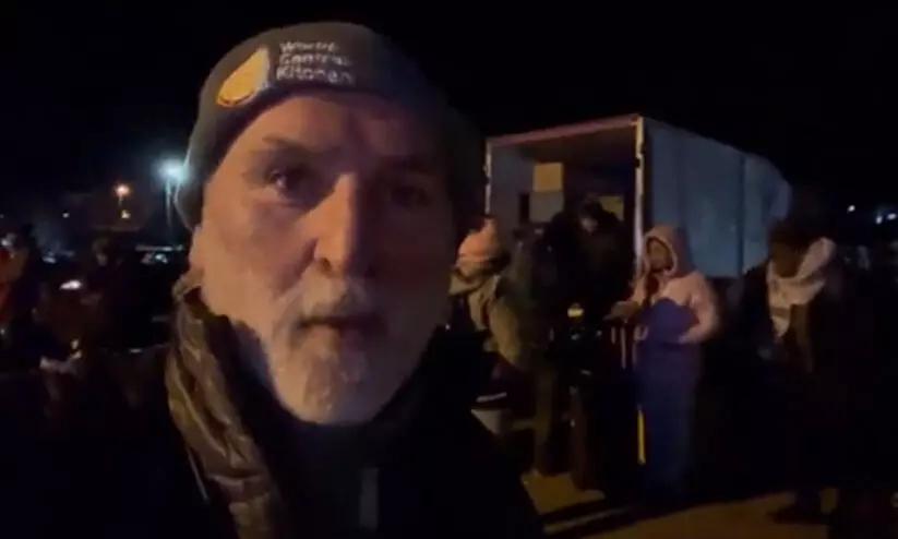 യുദ്ധവിമാനങ്ങളുടെ ഇരമ്പലുകൾക്കിടയിലും പാചകം തുടരുകയാണ്; ജോസിന്റെ സമൂഹ അടുക്കളയിൽ തീ അണയുന്നില്ല