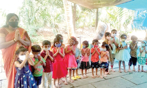 അംഗൻവാടി പൊളിയാറായി; കുരുന്നുകൾക്ക് പഠനം വീട്ടുമുറ്റത്ത്