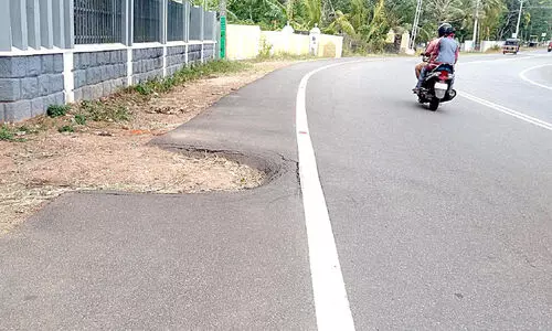 മലയോര ഹൈവേയുടെ ഓരം ഇടിഞ്ഞുതാണു; അപകടക്കെണി മലയോര ഹൈവേയുടെ ഓരം ഇടിഞ്ഞുതാണു; അപകടക്കെണി