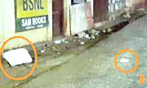 അ​മി​ത​ഭാ​രം ക​യ​റ്റി​വ​ന്ന ടി​പ്പ​റി​ൽനി​ന്ന്​ കൂ​റ്റ​ൻ പാ​റ തെ​റി​ച്ച് റോ​ഡി​ൽ വീ​ണു; ബൈ​ക്ക് യാ​ത്രി​ക​ർ ര​ക്ഷ​പ്പെ​ട്ട​ത്​ ത​ല​നാ​രി​ഴ​ക്ക്