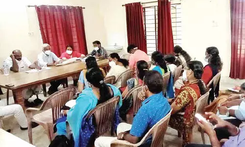 ഗു​രു​വാ​യൂ​ര്‍ നി​യോ​ജ​ക മ​ണ്ഡ​ല​ത്തി​ലെ പൊ​തു​മ​രാ​മ​ത്ത് പ്ര​വൃ​ത്തി​ക​ളു​ടെ അ​വ​ലോ​ക​ന യോ​ഗം എ​ൻ.​കെ. അ​ക്ബ​ർ എം.​എ​ല്‍.​എ​യു​ടെ അ​ധ്യ​ക്ഷ​ത​യി​ല്‍ ചേ​ര്‍ന്ന​പ്പോ​ൾ