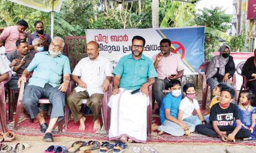 പെരുമ്പിലാവിലെ പുതിയ ബാറിനെതിരെ നാട്ടുകാരുടെ പ്രതിഷേധം ശക്തം പെരുമ്പിലാവിലെ പുതിയ ബാറിനെതിരെ നാട്ടുകാരുടെ പ്രതിഷേധം ശക്തം