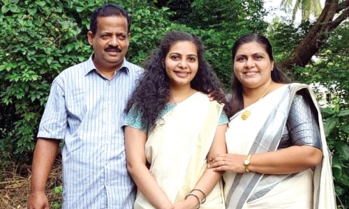 സന്തോഷക്കണ്ണീരിൽ ഉരുകിയൊലിച്ചു, ആ നാളുകളിലെ ദുരിതക്കടൽ സന്തോഷക്കണ്ണീരിൽ ഉരുകിയൊലിച്ചു, ആ നാളുകളിലെ ദുരിതക്കടൽ