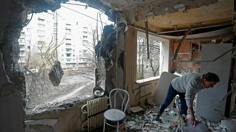 യുക്രെയ്ൻ സൈന്യം കീഴടങ്ങിയില്ലെങ്കിൽ ആക്രമിക്കുമെന്ന് വിമതർ യുക്രെയ്ൻ സൈന്യം കീഴടങ്ങിയില്ലെങ്കിൽ ആക്രമിക്കുമെന്ന് വിമതർ