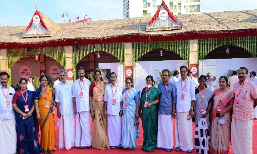 ചുവപ്പിനെ പ്രണയിച്ച് കുടുംബങ്ങൾ ചുവപ്പിനെ പ്രണയിച്ച് കുടുംബങ്ങൾ