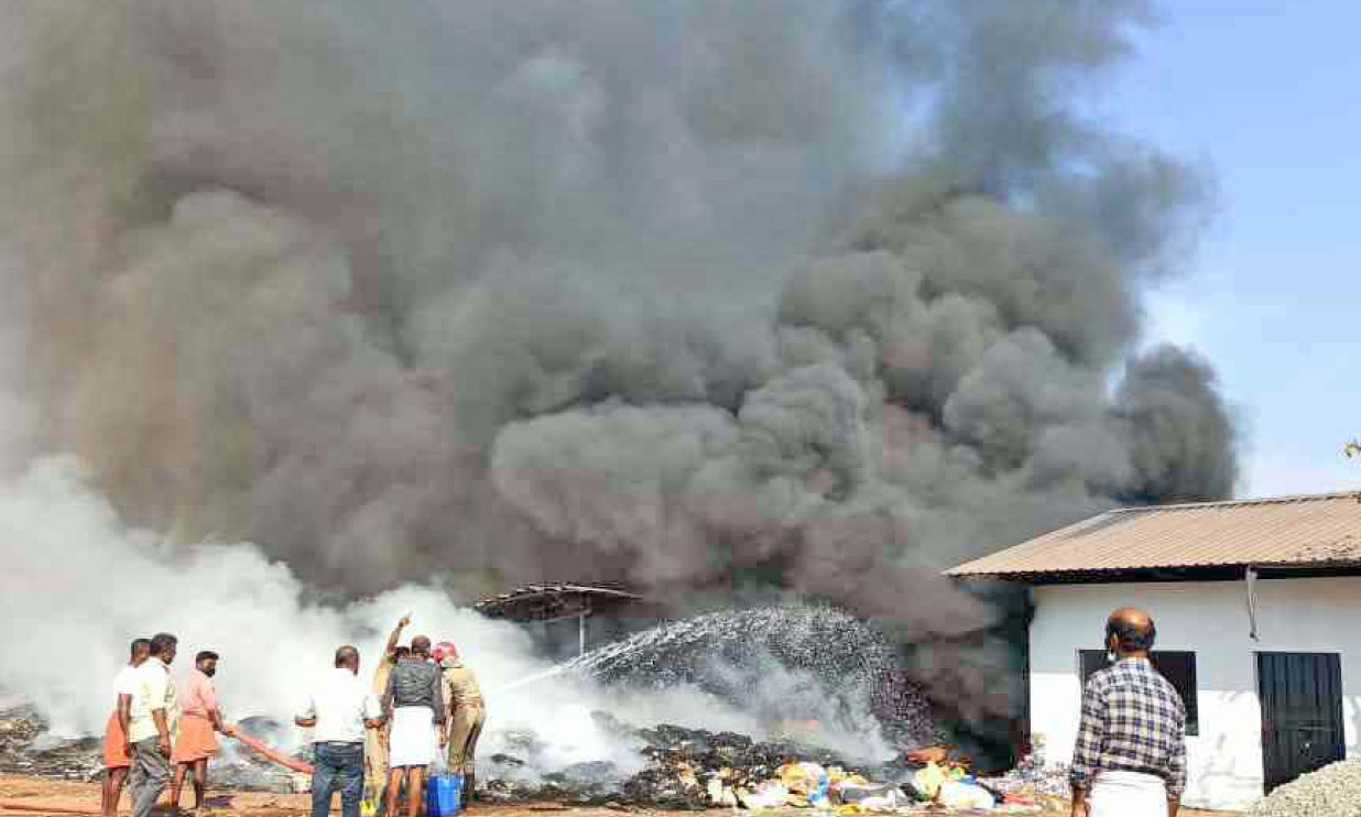 പ്ലാസ്റ്റിക് മാലിന്യ ശേഖരണ കേന്ദ്രത്തിൽ വൻ തീപിടിത്തം പ്ലാസ്റ്റിക് മാലിന്യ ശേഖരണ കേന്ദ്രത്തിൽ വൻ തീപിടിത്തം