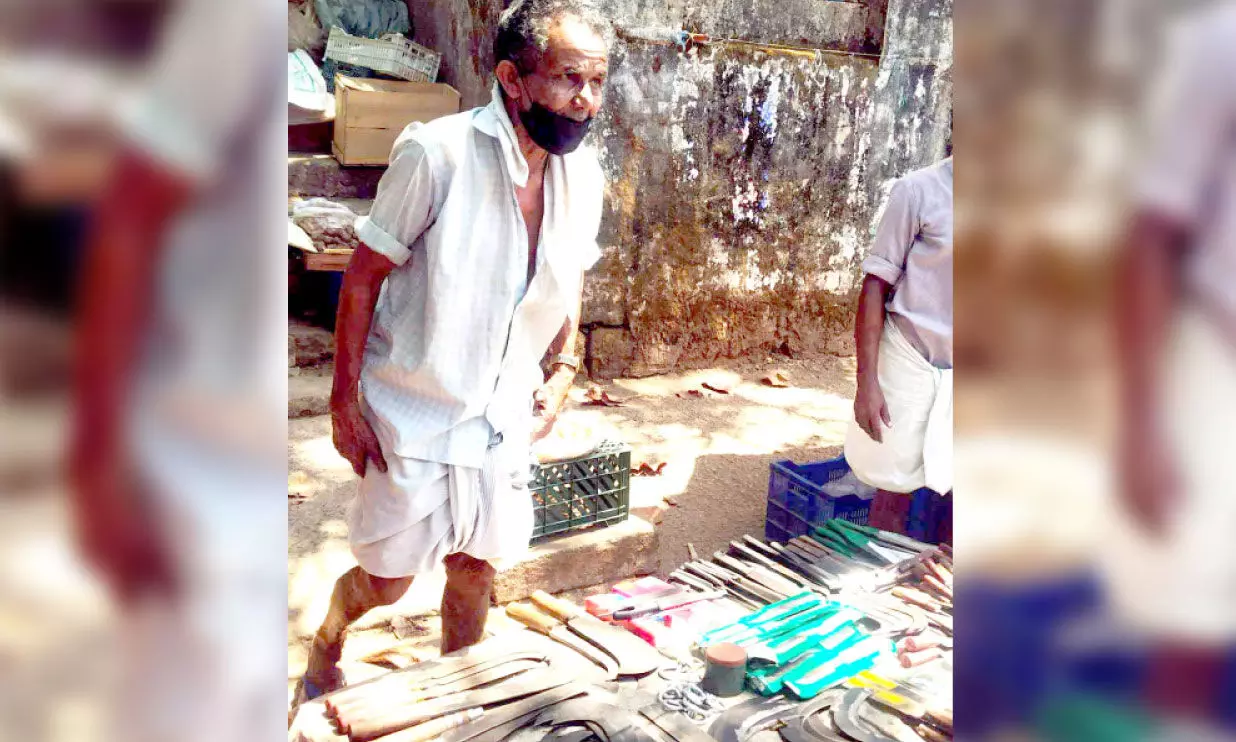 കണ്ടെയ്‌നര്‍ ലോറി തട്ടി പൊട്ടി വീണ മരച്ചില്ല വെട്ടിമാറ്റിയത് വിൽപനക്കുവെച്ച കത്തികൾ കൊണ്ട്