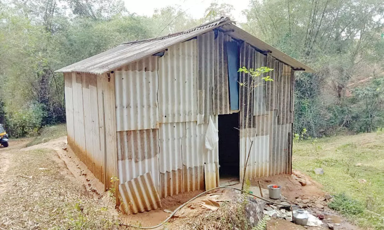 അംഗൻവാടിയിൽ കുരുന്നുകൾ ഉരുകിയൊലിക്കുന്നു അംഗൻവാടിയിൽ കുരുന്നുകൾ ഉരുകിയൊലിക്കുന്നു