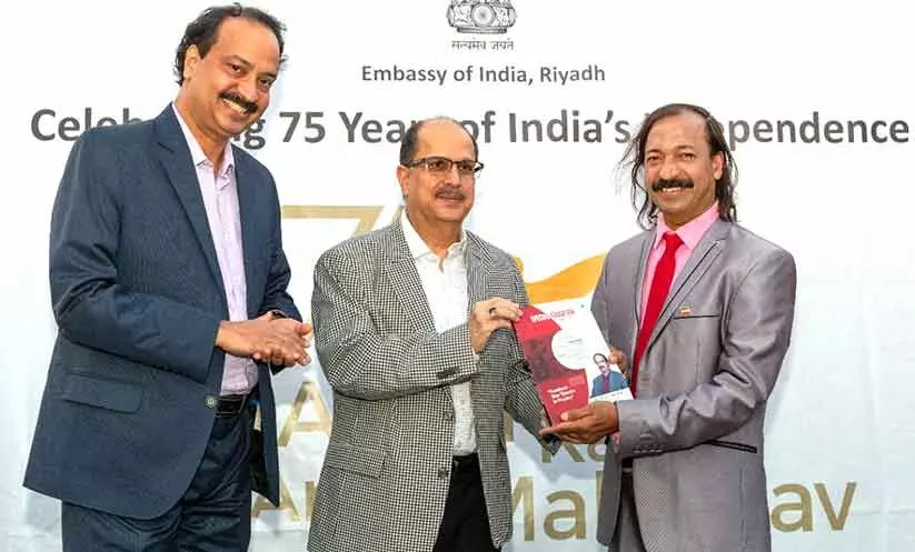 ഡോ. ജയചന്ദ്രന്റെ പുസ്തക പ്രകാശനം ഡോ. ജയചന്ദ്രന്റെ പുസ്തക പ്രകാശനം