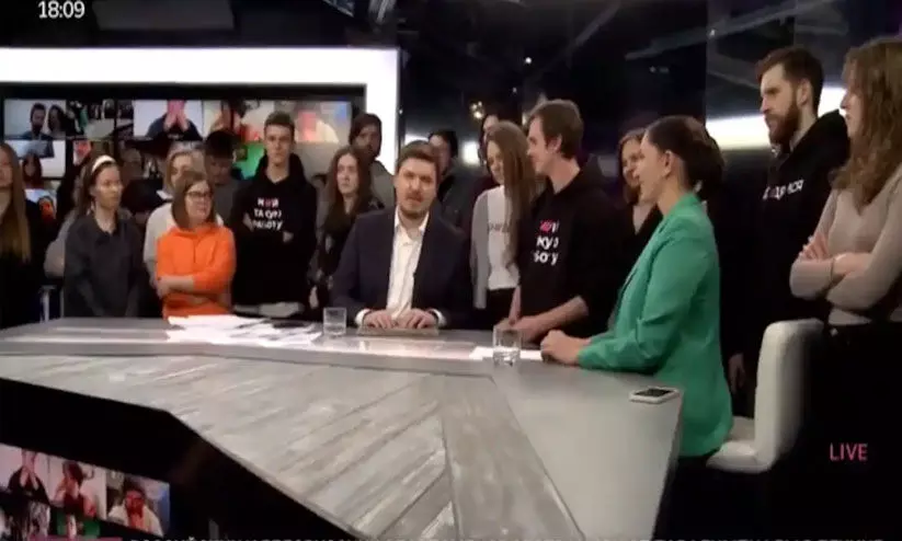 മാധ്യമങ്ങളുടെ വായ മൂടിക്കെട്ടി റഷ്യ; ലൈവ് ഓൺ-എയറിൽ രാജി പ്രഖ്യാപിച്ച് ചാനൽ ജീവനക്കാർ മാധ്യമങ്ങളുടെ വായ മൂടിക്കെട്ടി റഷ്യ; ലൈവ് ഓൺ-എയറിൽ രാജി പ്രഖ്യാപിച്ച് ചാനൽ ജീവനക്കാർ