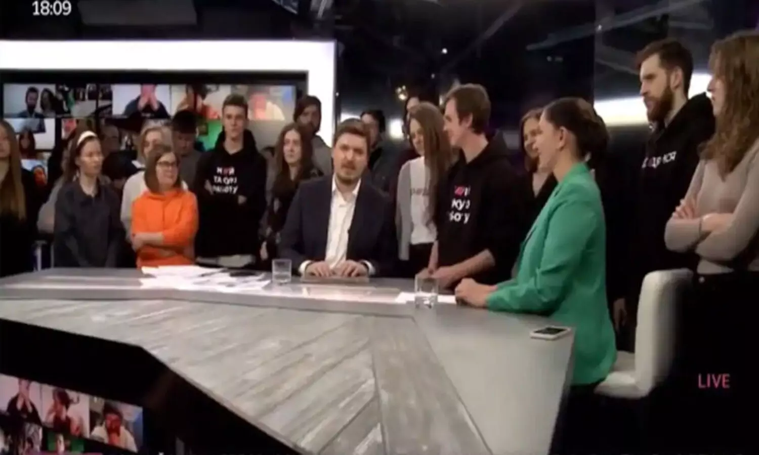 മാധ്യമങ്ങളുടെ വായ മൂടിക്കെട്ടി റഷ്യ; ലൈവ് ഓൺ-എയറിൽ രാജി പ്രഖ്യാപിച്ച് ചാനൽ ജീവനക്കാർ