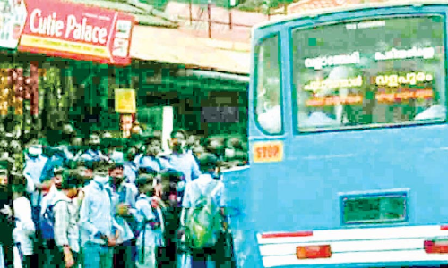 യാത്ര സൗകര്യമില്ല; വീടണയാൻ വലഞ്ഞ് വിദ്യാർഥികൾ