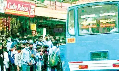 യാത്ര സൗകര്യമില്ല; വീടണയാൻ വലഞ്ഞ് വിദ്യാർഥികൾ