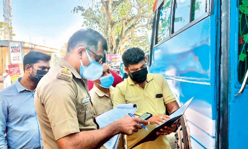 വിദ്യാർഥിനി ബസിൽനിന്ന് തെറിച്ചുവീണ സംഭവം: ഡ്രൈവറുടെ ലൈസൻസ് സസ്സ്പെൻഡ് ചെയ്തു വിദ്യാർഥിനി ബസിൽനിന്ന് തെറിച്ചുവീണ സംഭവം: ഡ്രൈവറുടെ ലൈസൻസ് സസ്സ്പെൻഡ് ചെയ്തു