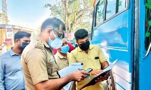 വിദ്യാർഥിനി ബസിൽനിന്ന് തെറിച്ചുവീണ സംഭവം: ഡ്രൈവറുടെ ലൈസൻസ് സസ്സ്പെൻഡ് ചെയ്തു