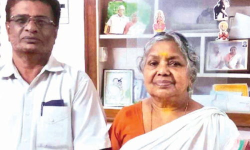 വർഷങ്ങൾക്കു മുമ്പ് പഠിപ്പിച്ച അധ്യാപികയെ കണ്ടെത്തിയ പൂർവ വിദ്യാർഥിക്ക് ആദരം