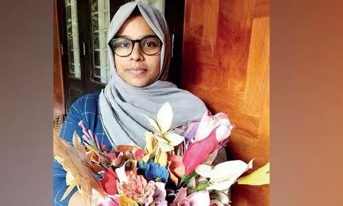 കരിയിലയും ഉള്ളിത്തോലും കൊണ്ട് വസന്തം വിരിയിച്ച് നാജിയ