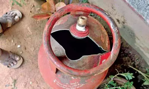 വീടിനോട് ചേർന്ന് ഇറക്കിവെച്ച പാചകവാതക സിലിണ്ടർ പൊട്ടിത്തെറിച്ചു