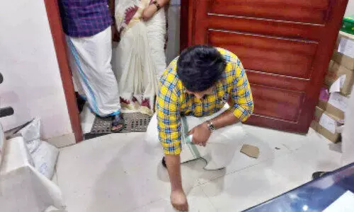 ആശുപത്രി വൃത്തിഹീനം; ഗണേഷ്കുമാർ എം.എല്.എയുടെ നേതൃത്വത്തിൽ വൃത്തിയാക്കി ആശുപത്രി വൃത്തിഹീനം; ഗണേഷ്കുമാർ എം.എല്.എയുടെ നേതൃത്വത്തിൽ വൃത്തിയാക്കി