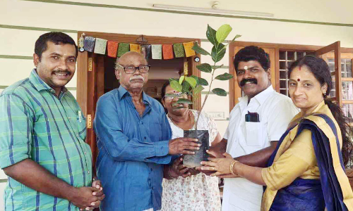 ഓട്ടോയിൽ സഞ്ചരിച്ച് മരങ്ങൾ നട്ട് ഒരു കുടുംബം