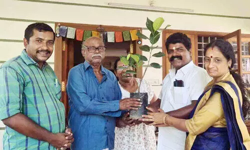 ഓട്ടോയിൽ സഞ്ചരിച്ച് മരങ്ങൾ നട്ട് ഒരു കുടുംബം