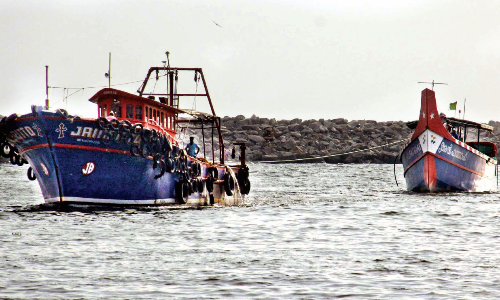 വള്ളവും തൊഴിലാളികളും കടലിൽ അകപ്പെട്ടു; മണിക്കൂറുകൾക്കുശേഷം രക്ഷപ്പെടുത്തി
