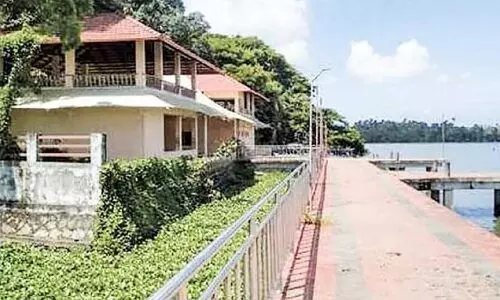 അരൂരിന്റെ തീരത്തടുക്കാതെ കായൽ ടൂറിസം അരൂരിന്റെ തീരത്തടുക്കാതെ കായൽ ടൂറിസം