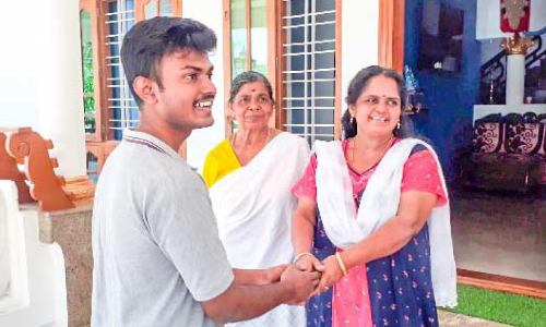 ദുരിതക്കടൽ താണ്ടി അവർ എത്തിത്തുടങ്ങി; തുടർ പഠനത്തെക്കുറിച്ച് ആശങ്ക